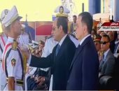 الرئيس السيسي يسلم الأنواط لأوائل الخريجين من كلية الشرطة