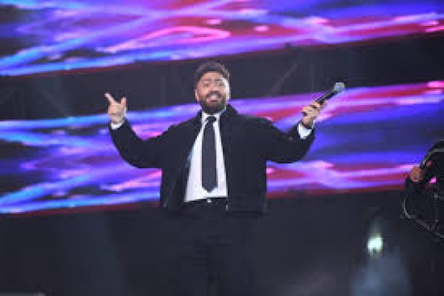 الجمهور يستقبل تامر حسنى بالورود واللافتات بعد أزمته الصحية فى حفل عابدين