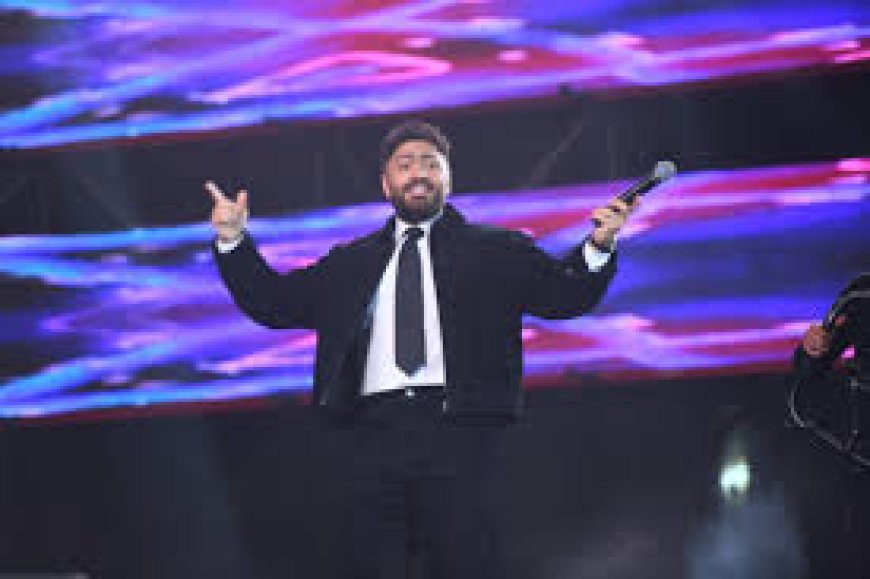 الجمهور يستقبل تامر حسنى بالورود واللافتات بعد أزمته الصحية فى حفل عابدين