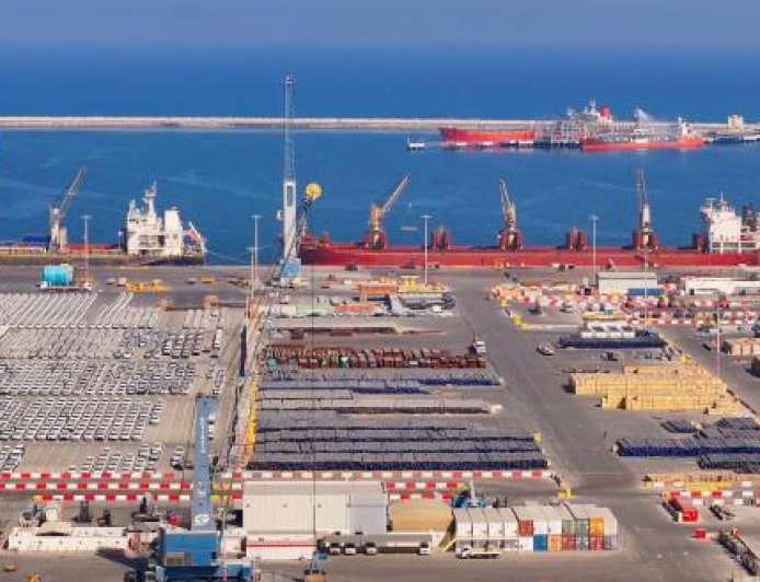 عُمان ..نموذج فريد في اللامركزية الاقتصادية والتنمية المتوازنة