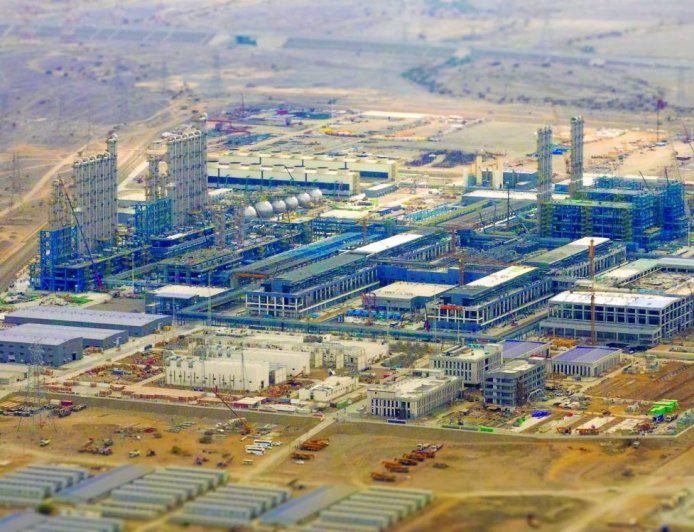 صحار العُماني يرسخ مكانته كمركز عالمي للاستثمارات في الصناعات البتروكيماوية
