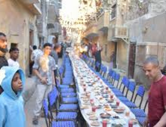 مائدة الألف صائم.. أهالى الحصايا ينظمون أكبر إفطار جماعى شرق أسوان..