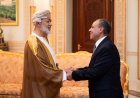 وزير الخارجية ينقل رسالة تضامن إلى سلطان عُمان ويبحث جهود احتواء التصعيد الإقليمي