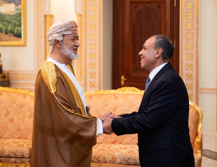 وزير الخارجية ينقل رسالة تضامن إلى سلطان عُمان ويبحث جهود احتواء التصعيد الإقليمي