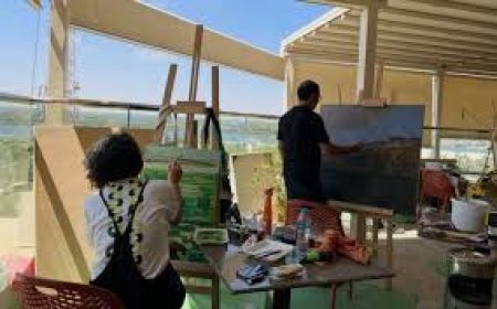 فنانون من دول مختلفة يبدعون داخل ورشة ملتقى جبل الطير بالمنيا