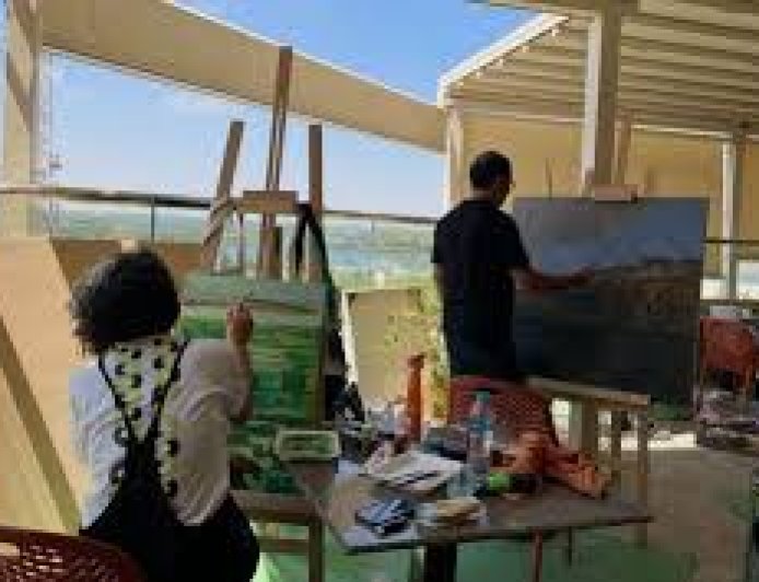 فنانون من دول مختلفة يبدعون داخل ورشة ملتقى جبل الطير بالمنيا