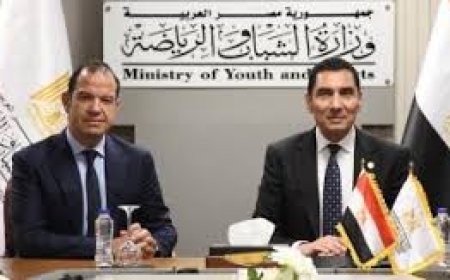 وزير الشباب والرياضة يعقد اجتماع موسع مع مسؤولي شركة استادات