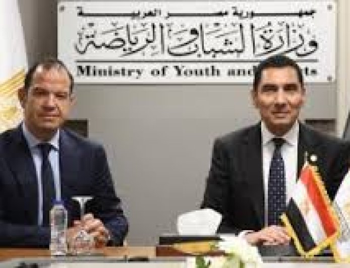 وزير الشباب والرياضة يعقد اجتماع موسع مع مسؤولي شركة استادات