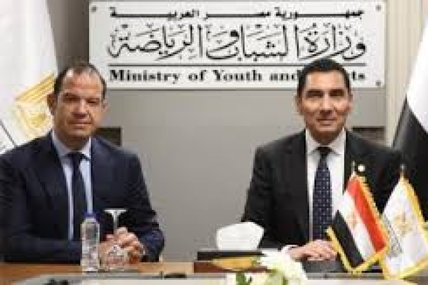 وزير الشباب والرياضة يعقد اجتماع موسع مع مسؤولي شركة استادات