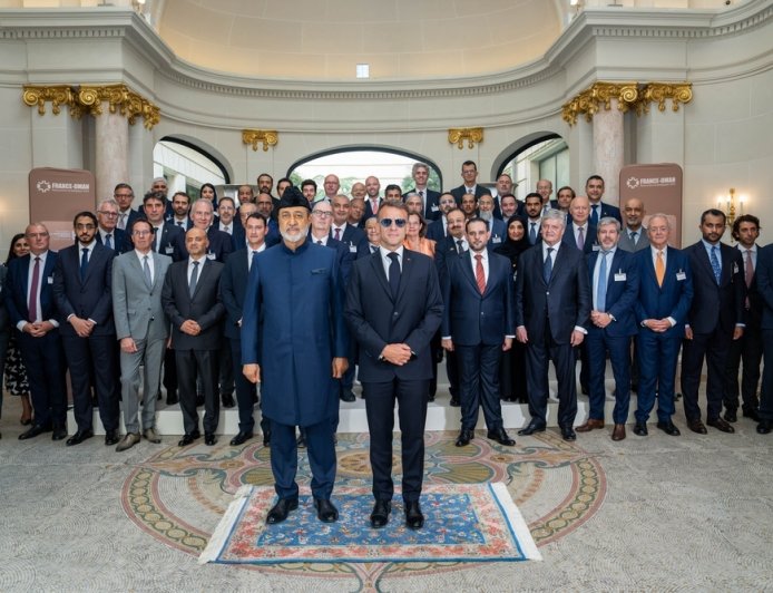 هيثم وماكرون يشهدان توقيع عدد من الاتفاقيّات ومذكّرات التّفاهم خلال مُنتدى رجال الأعمال بباريس