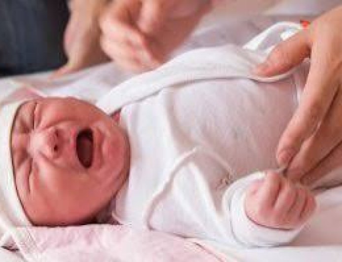 طالب بكلية علوم الحاسب يخترع جهازًا لترجمة صوت بكاء الرضيع