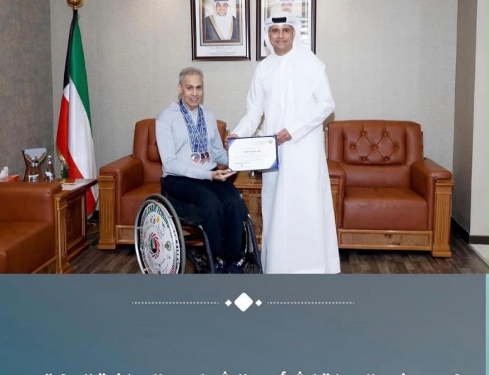 الجلاهمة يكرّم بطل المبارزة طارق القلاف تقديراً لإنجازاته الرياضية