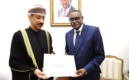 عبد الله الرحبي سفير عُمان المعتمد لدى مصر يقدم نسخة من أوراق اعتماده سفيرًا فوق العادة ومفوضًا غير مقيم لدى أنجولا
