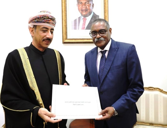 عبد الله الرحبي سفير عُمان المعتمد لدى مصر يقدم نسخة من أوراق اعتماده سفيرًا فوق العادة ومفوضًا غير مقيم لدى أنجولا